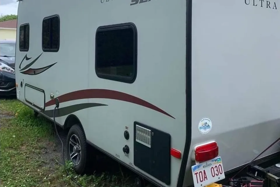 Sleeps 4, clean and light to tow. 