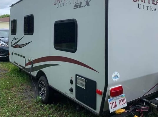 Sleeps 4, clean and light to tow.