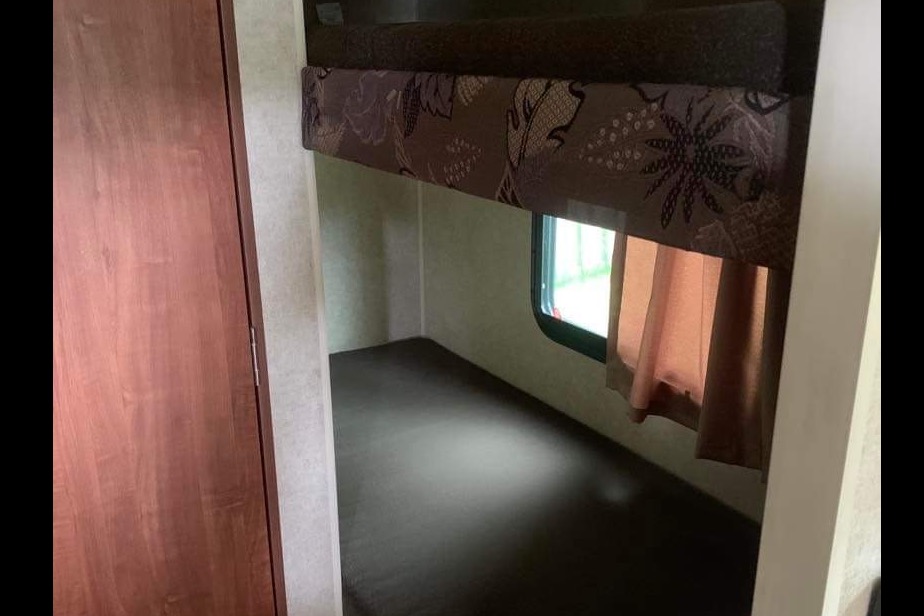 Sleeps 4, clean and light to tow. 