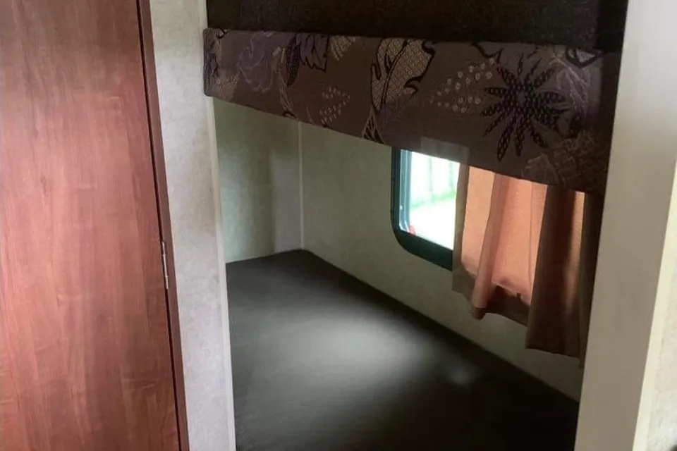 Sleeps 4, clean and light to tow. 