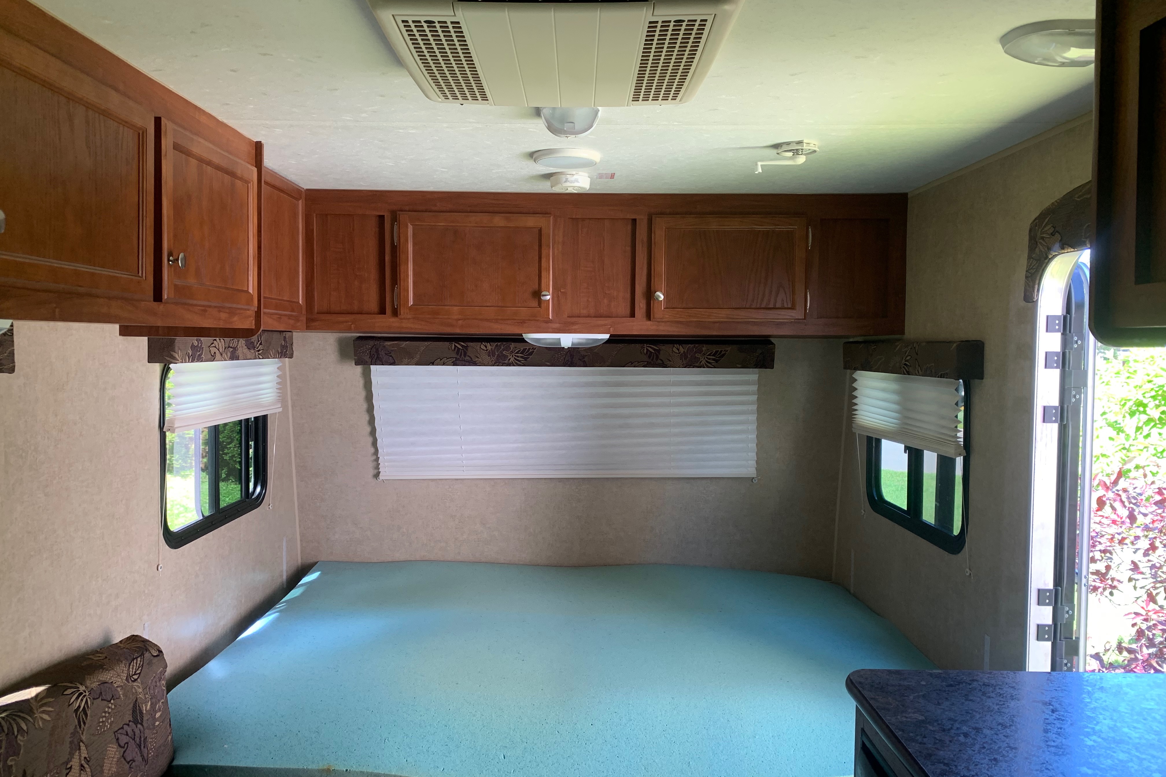 Sleeps 4, clean and light to tow. 
