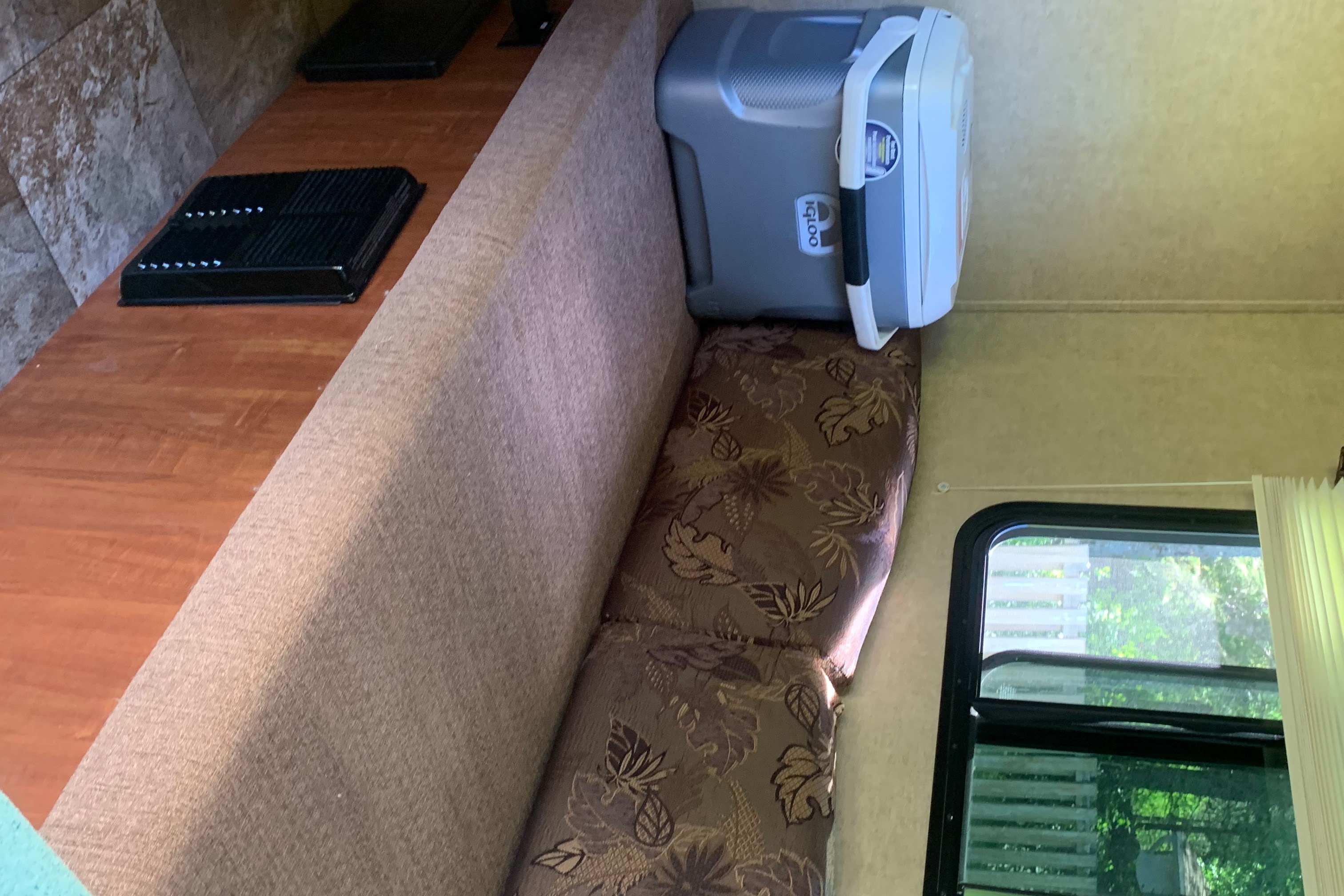 Sleeps 4, clean and light to tow. 