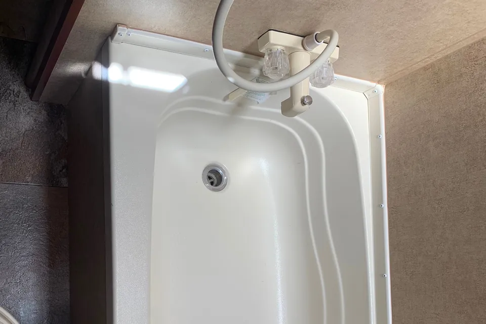 Sleeps 4, clean and light to tow. 