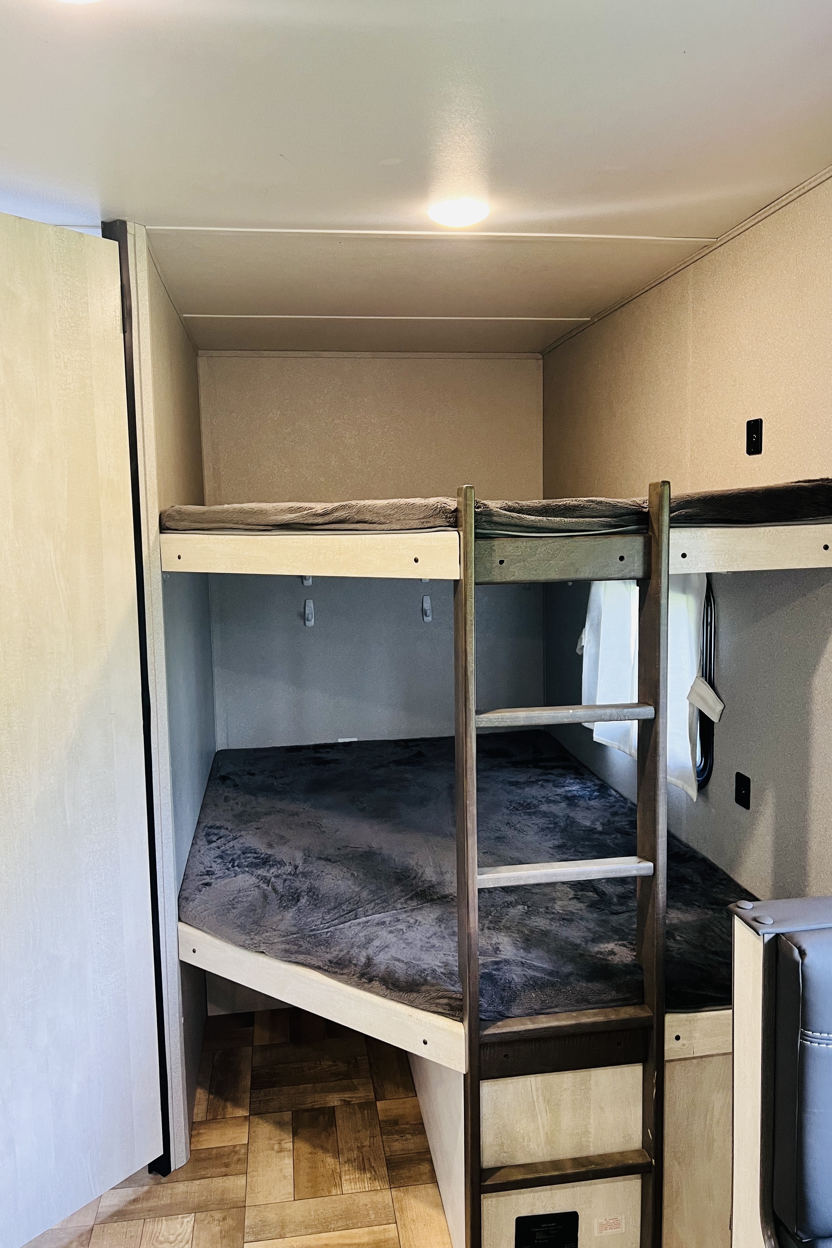 Forest River Shasta Oasis 26DB Travel Trailer