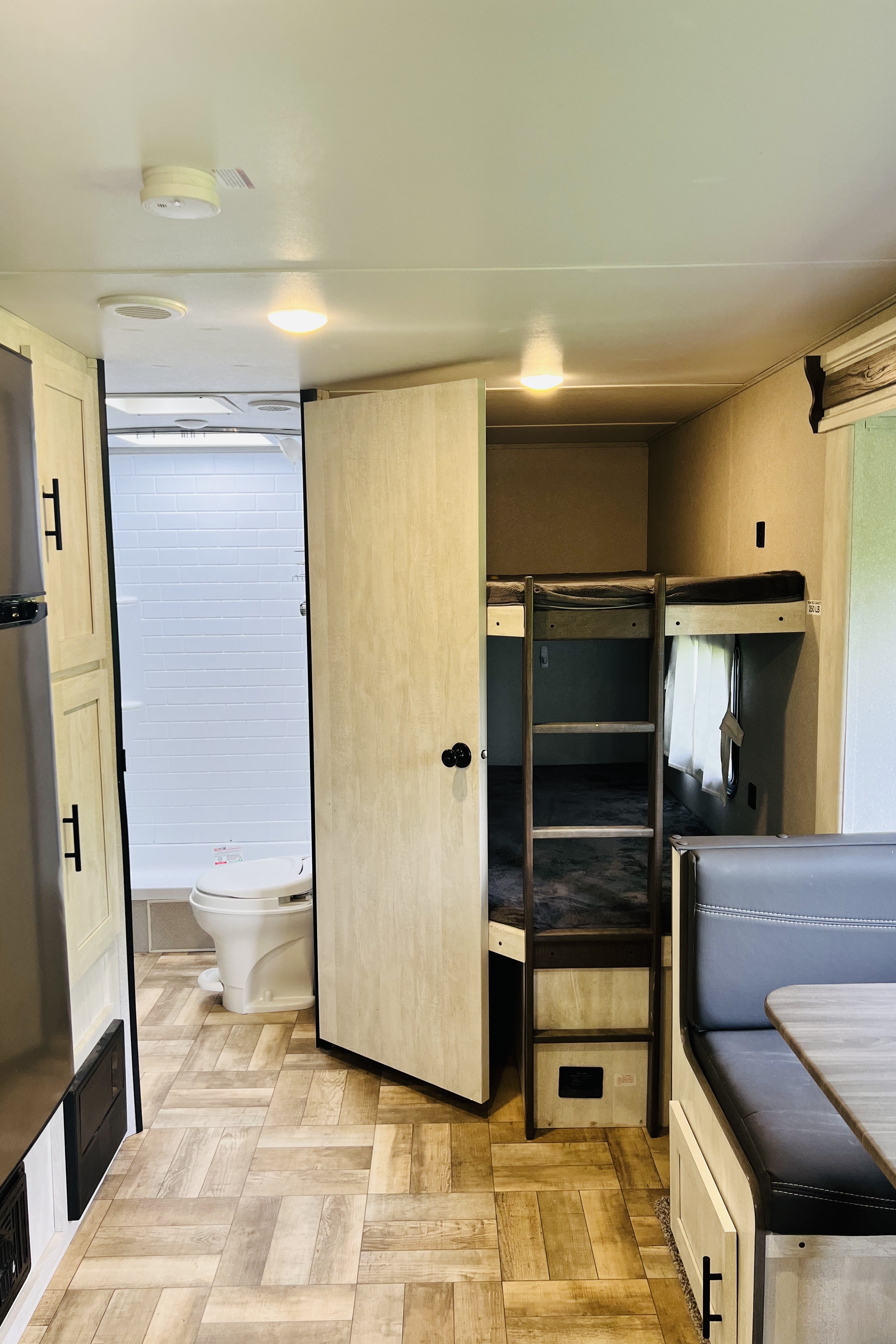 Forest River Shasta Oasis 26DB Travel Trailer