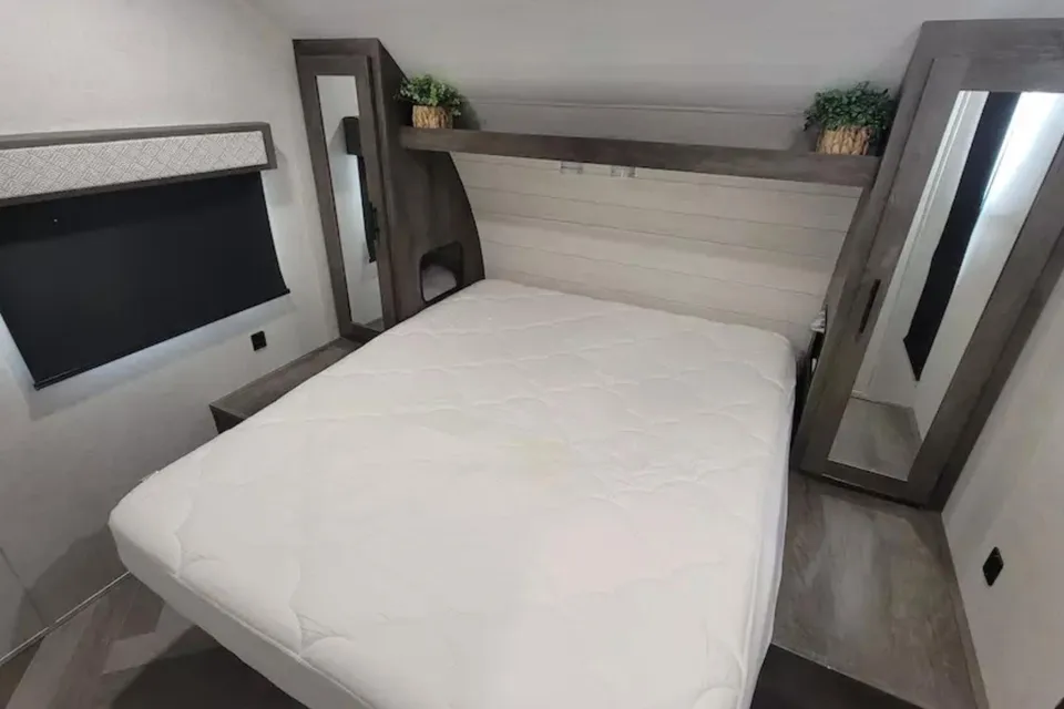 Lindsay’s Easy Camper Lodging - 263BHXL