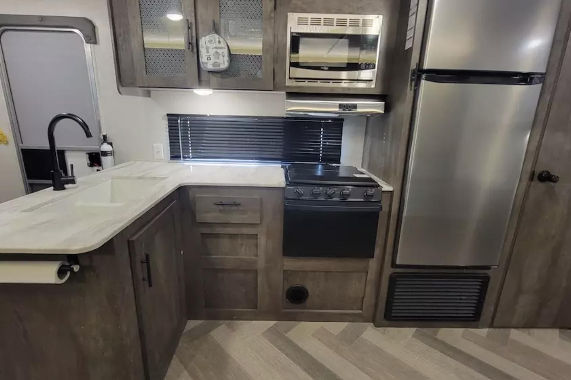 Lindsay’s Easy Camper Lodging - 263BHXL