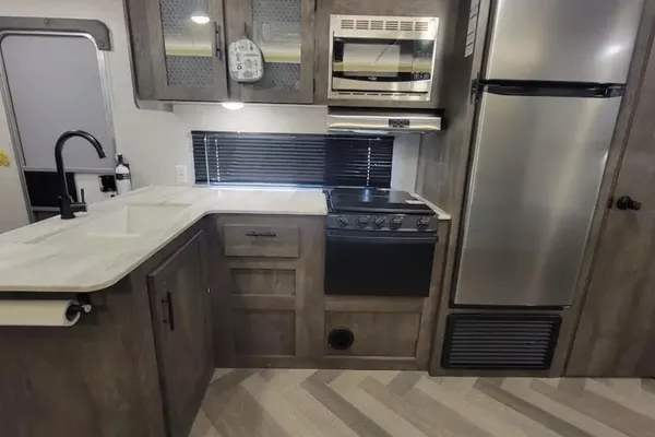 Lindsay’s Easy Camper Lodging - 263BHXL