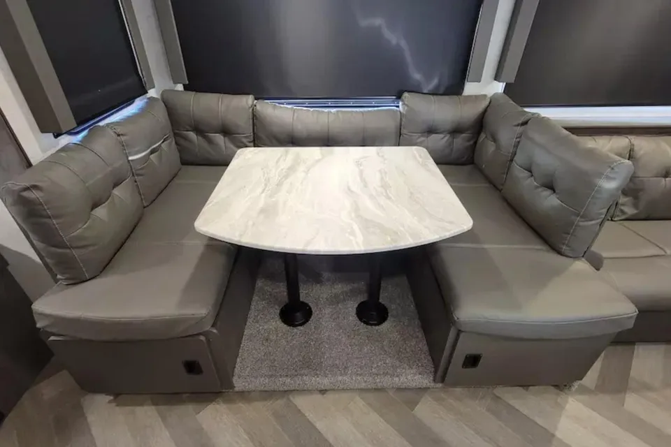 Lindsay’s Easy Camper Lodging - 263BHXL