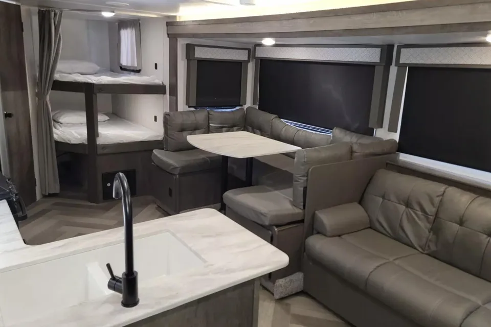 Lindsay’s Easy Camper Lodging - 263BHXL