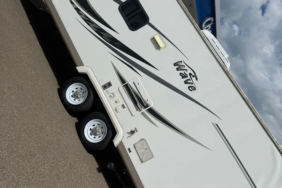Dee’s Thor Wave 25’  Travel Trailer