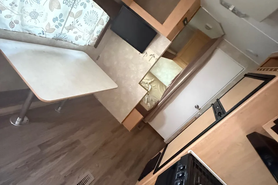 Dee’s Thor Wave 25’  Travel Trailer