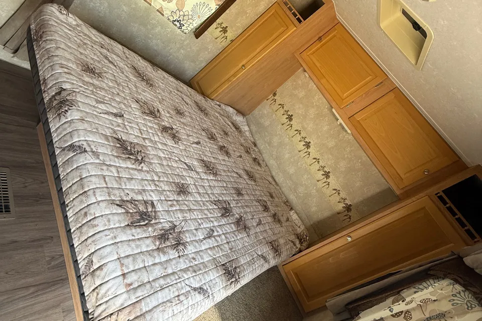 Dee’s Thor Wave 25’  Travel Trailer