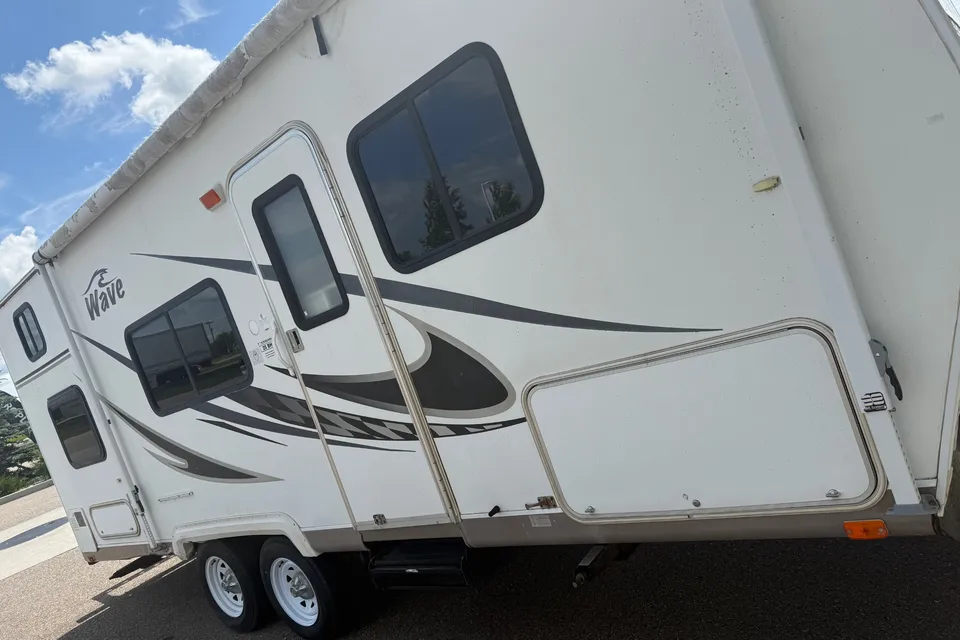 Dee’s Thor Wave 25’  Travel Trailer