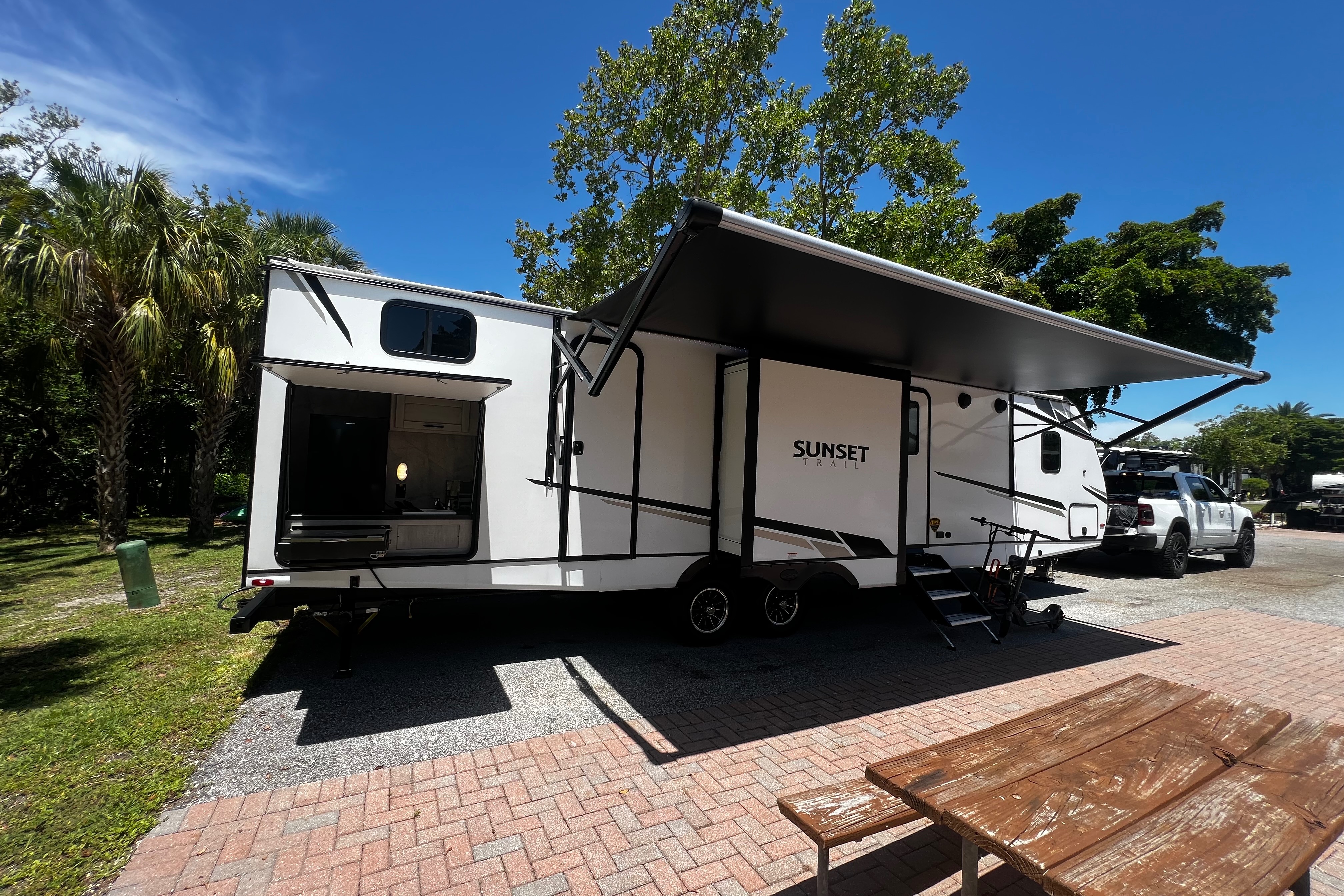 Roberto's Sunset Park RV Sunset super lite Travel Trailer