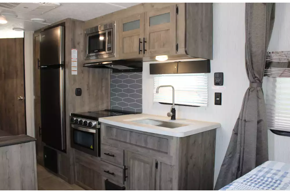 Super light Palomino Puma XLE Travel Trailer