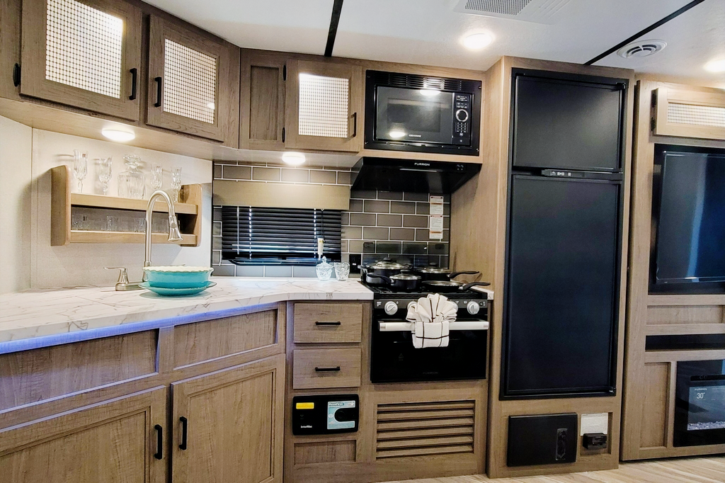 NEW Fully Loaded Keystone Hideout w/ AC, Electric Fireplace, Bunk House & Central Vacuum