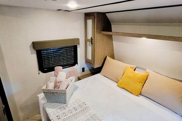 NEW Fully Loaded Keystone Hideout w/ AC, Electric Fireplace, Bunk House & Central Vacuum