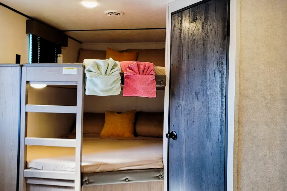 NEW Fully Loaded Keystone Hideout w/ AC, Electric Fireplace, Bunk House & Central Vacuum