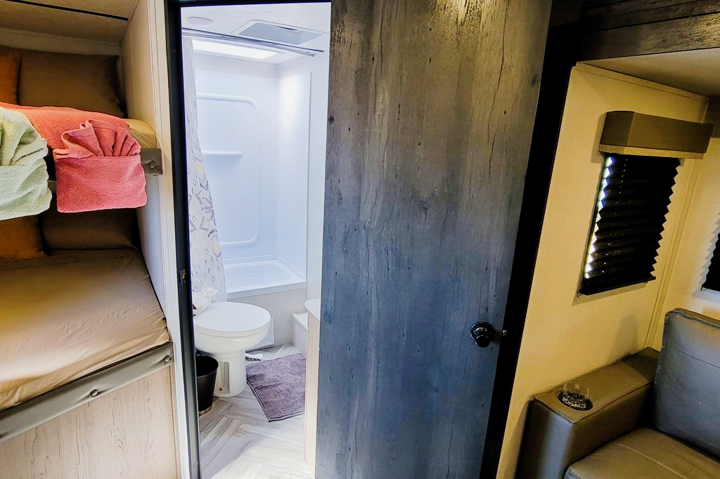 NEW Fully Loaded Keystone Hideout w/ AC, Electric Fireplace, Bunk House & Central Vacuum