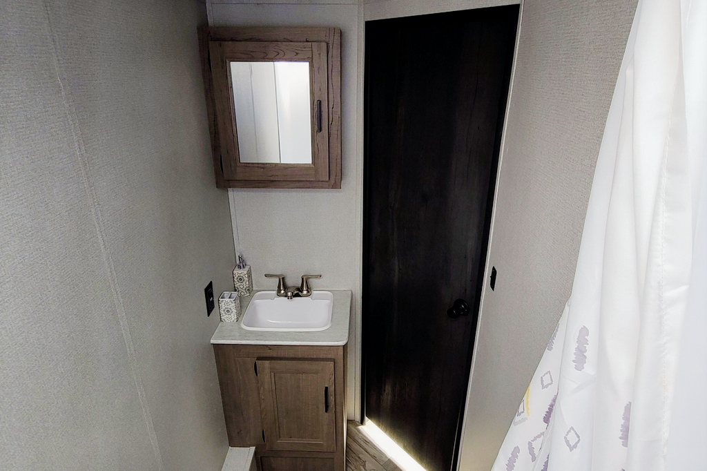 NEW Fully Loaded Keystone Hideout w/ AC, Electric Fireplace, Bunk House & Central Vacuum