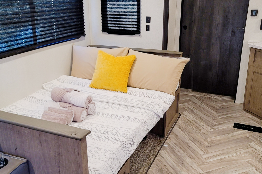 NEW Fully Loaded Keystone Hideout w/ AC, Electric Fireplace, Bunk House & Central Vacuum