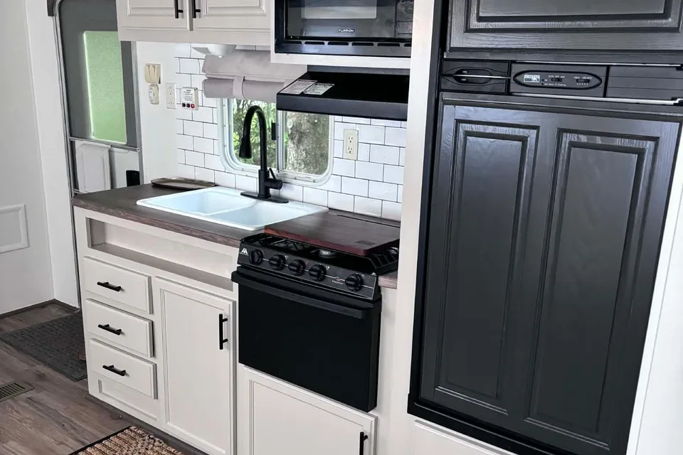 Adam's 32ft Modern Renovated Trailer - Sleeps 6-8!