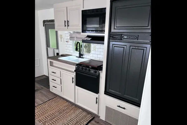 Adam's 32ft Modern Renovated Trailer - Sleeps 6-8!