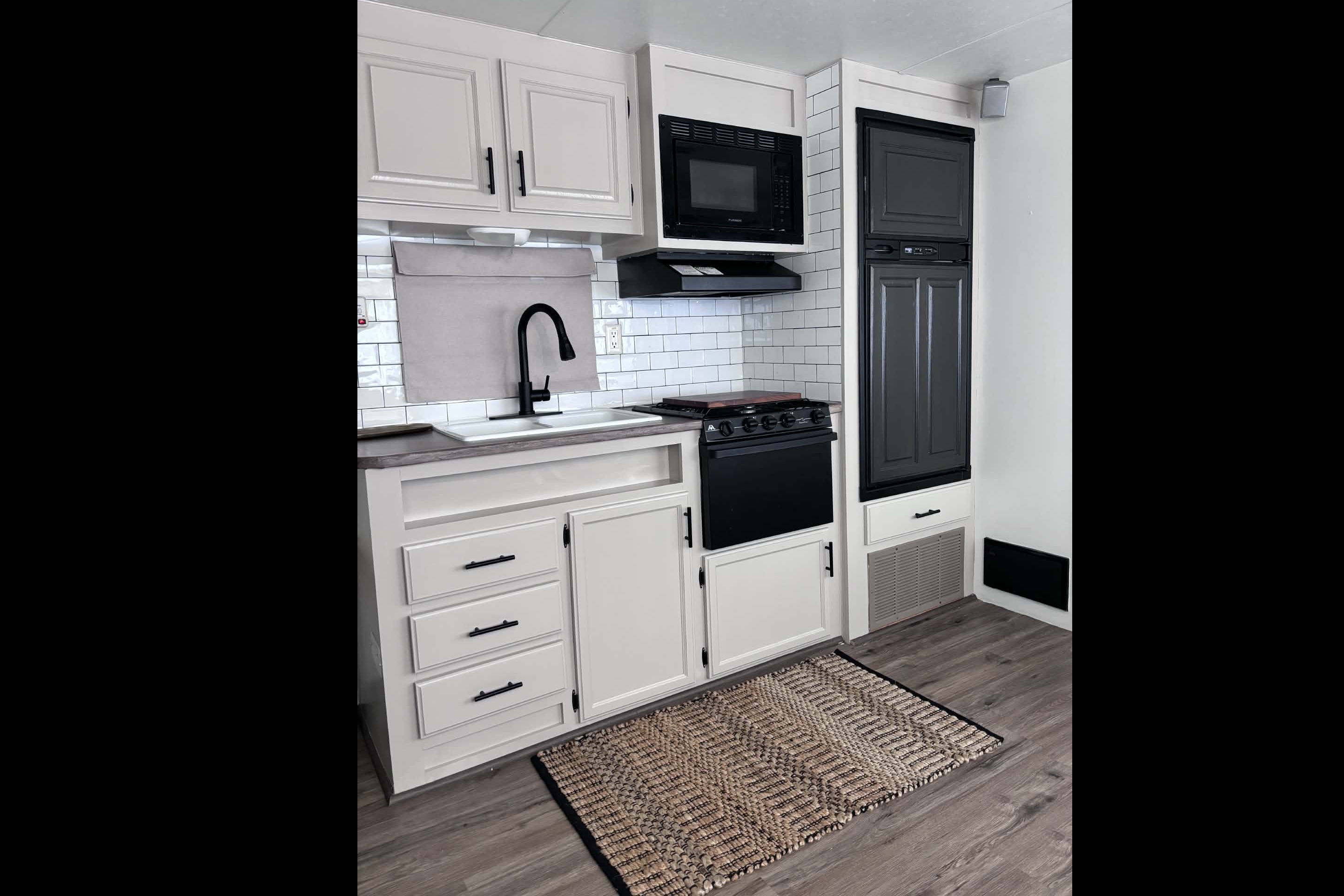 Adam's 32ft Modern Renovated Trailer - Sleeps 6-8!