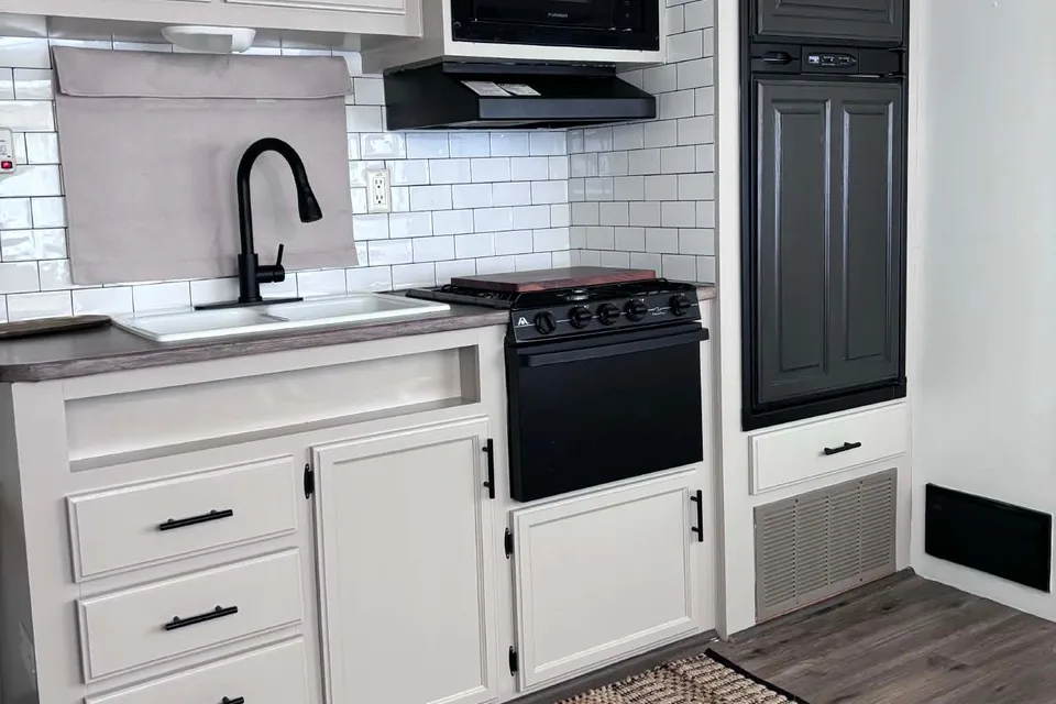 Adam's 32ft Modern Renovated Trailer - Sleeps 6-8!