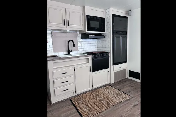 Adam's 32ft Modern Renovated Trailer - Sleeps 6-8!