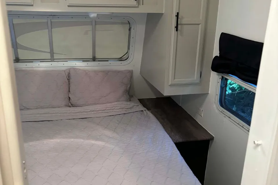 Adam's 32ft Modern Renovated Trailer - Sleeps 6-8!