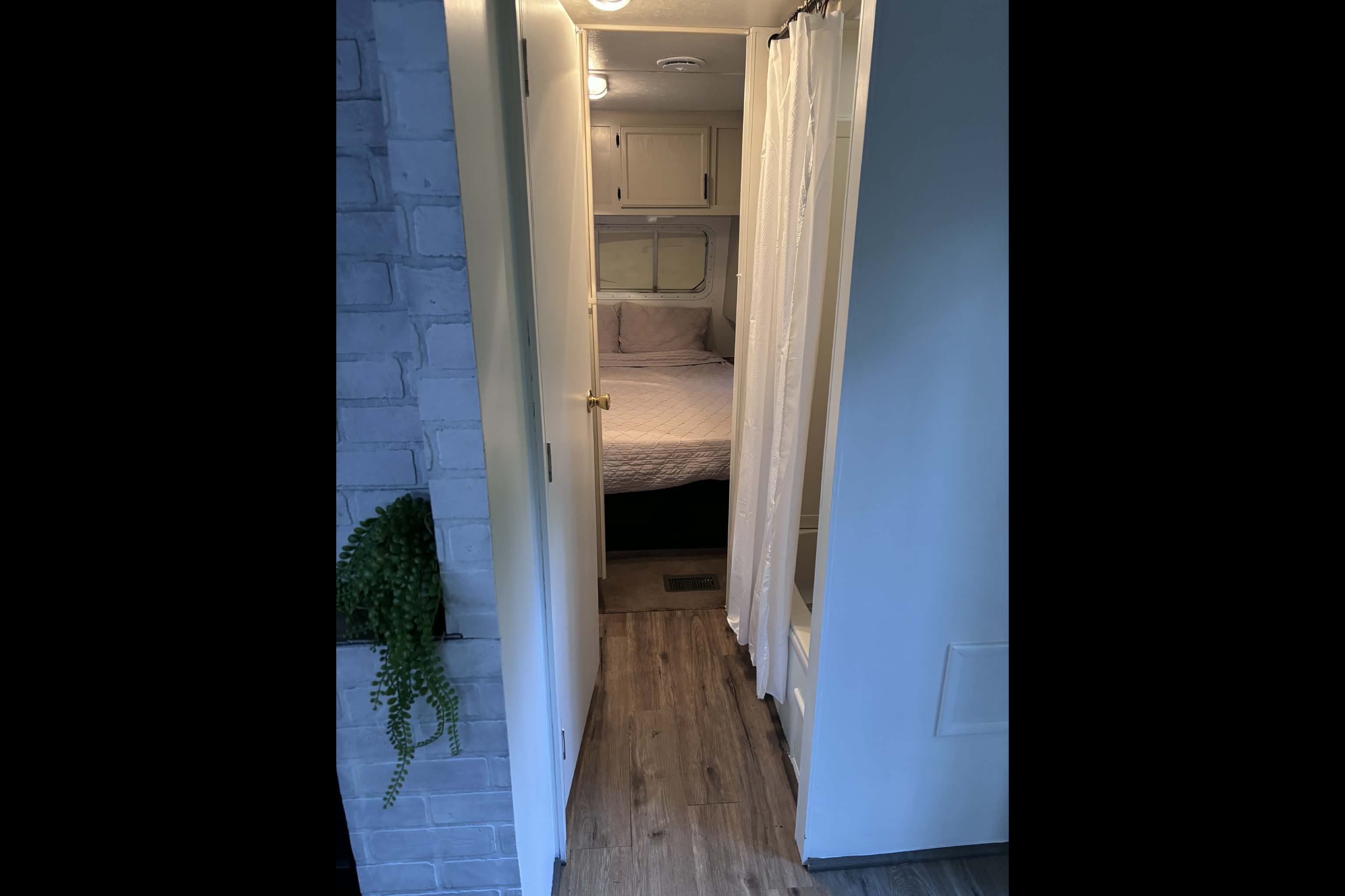 Adam's 32ft Modern Renovated Trailer - Sleeps 6-8!