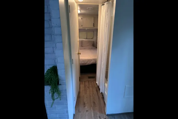 Adam's 32ft Modern Renovated Trailer - Sleeps 6-8!