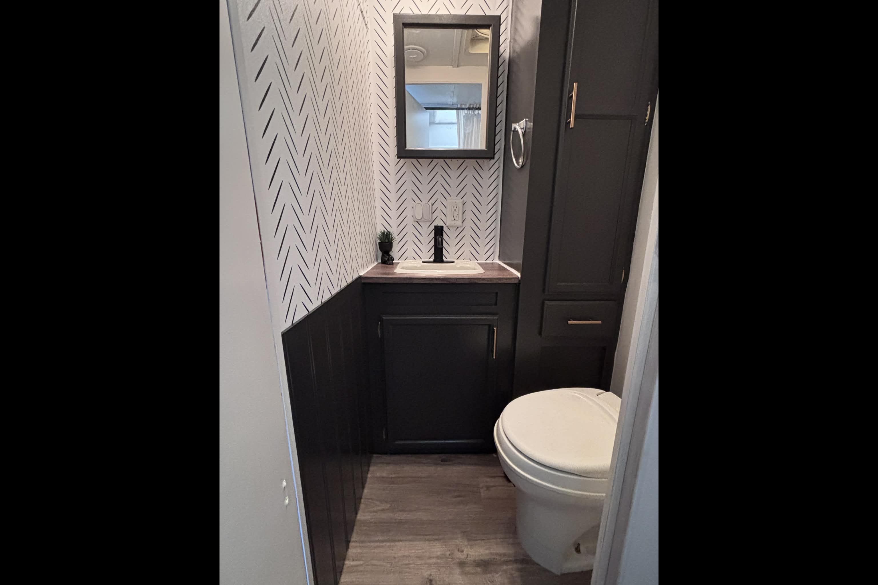 Adam's 32ft Modern Renovated Trailer - Sleeps 6-8!