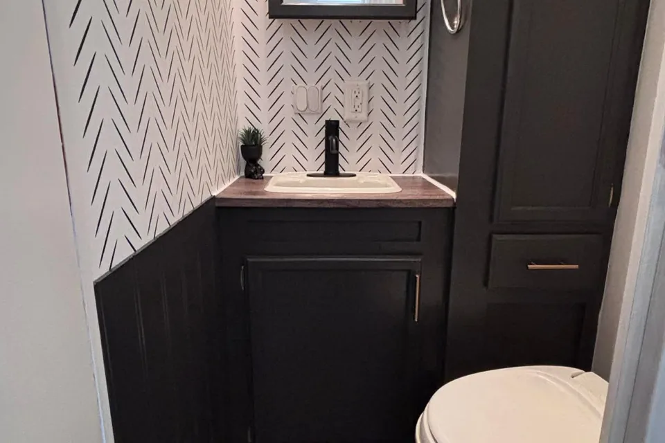 Adam's 32ft Modern Renovated Trailer - Sleeps 6-8!
