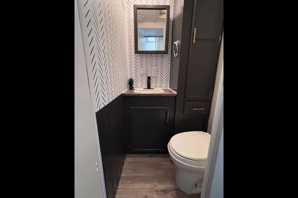 Adam's 32ft Modern Renovated Trailer - Sleeps 6-8!