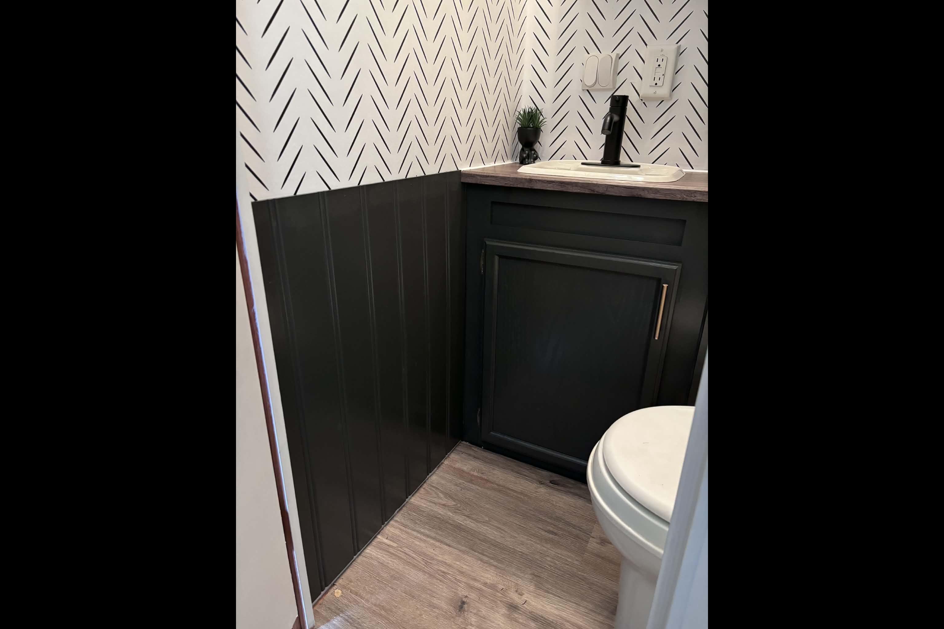 Adam's 32ft Modern Renovated Trailer - Sleeps 6-8!