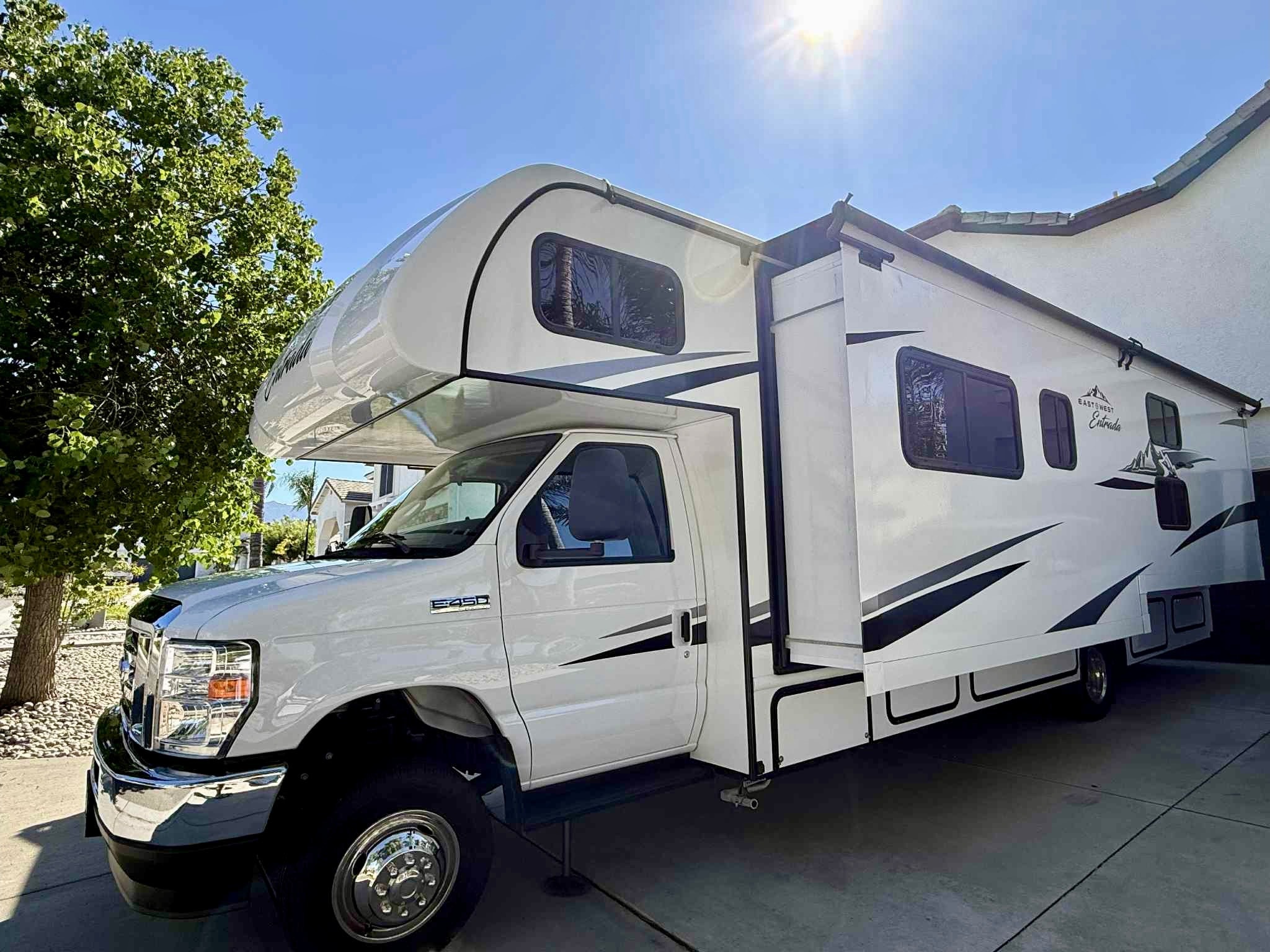 Forest River Entrada 3100FB Luxury Easy to drive Class C sleep up to 10