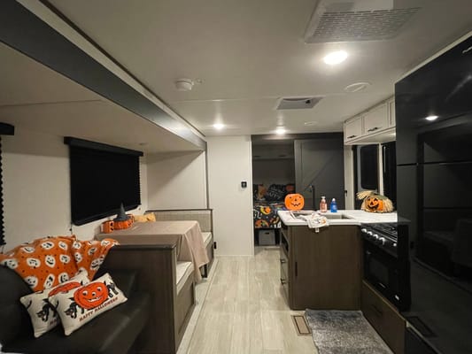Sweet Pea II - 2026 Bunk House with Camp King bed