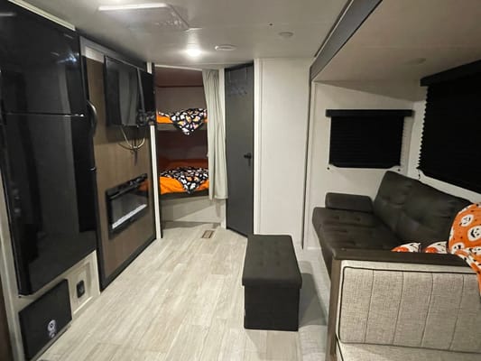 Sweet Pea II - 2026 Bunk House with Camp King bed