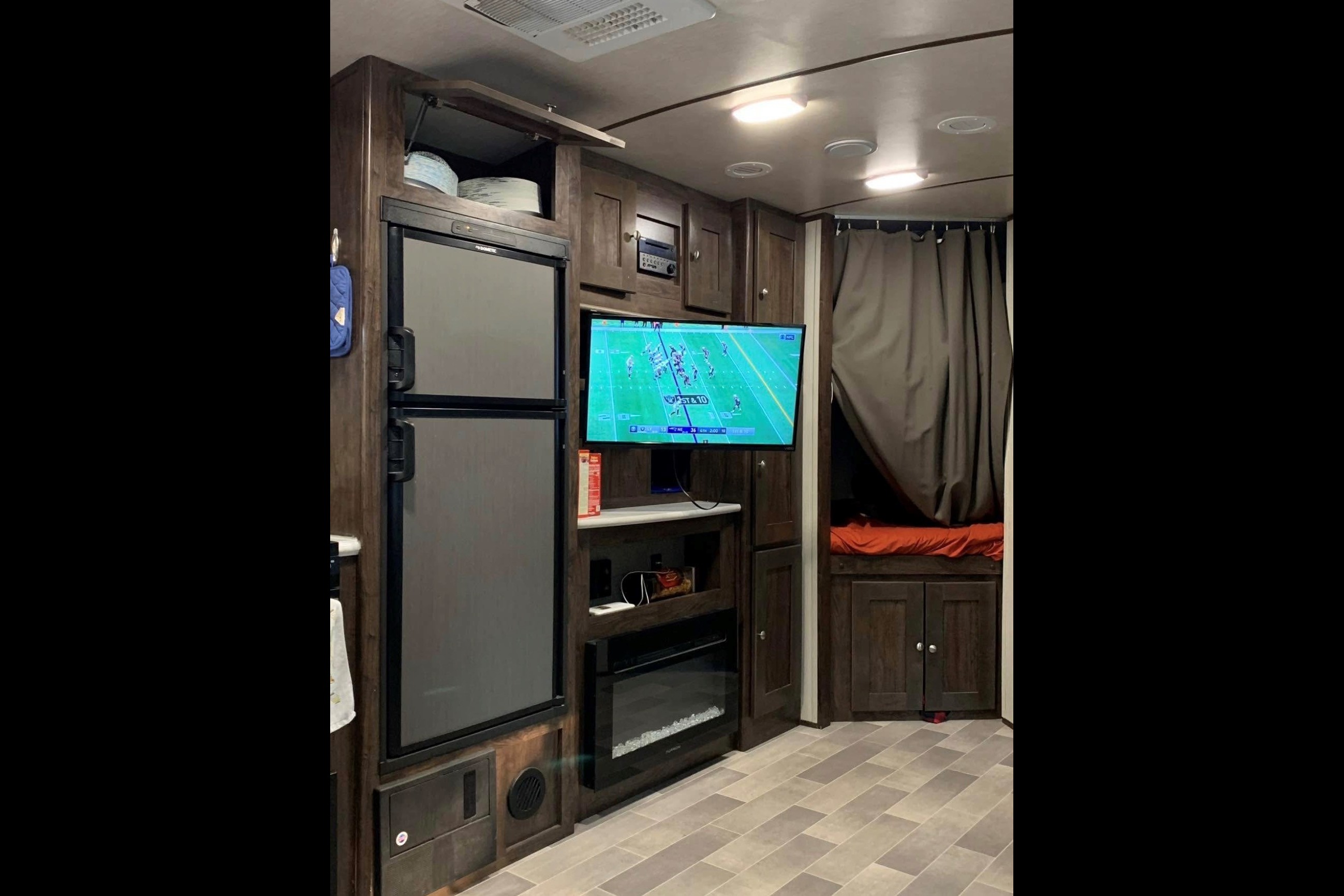 Kelvin's Luxury Cruiser RV Embrace EL275 Travel Trailer King size Bed