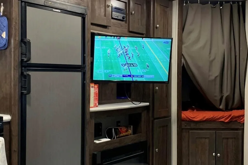 Kelvin's Luxury Cruiser RV Embrace EL275 Travel Trailer King size Bed