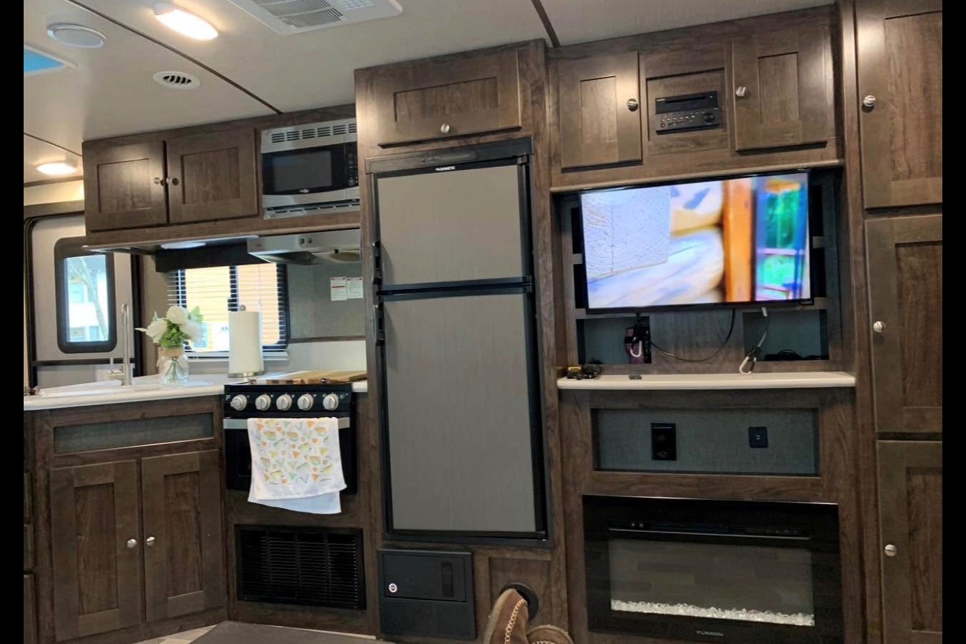 Kelvin's Luxury Cruiser RV Embrace EL275 Travel Trailer King size Bed