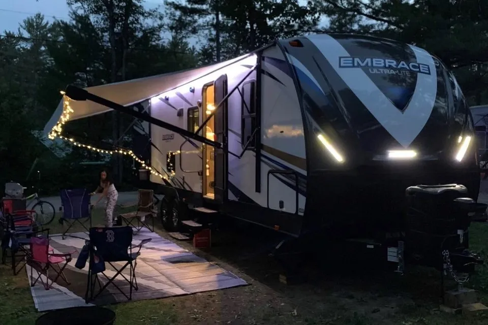 Kelvin's Luxury Cruiser RV Embrace EL275 Travel Trailer King size Bed