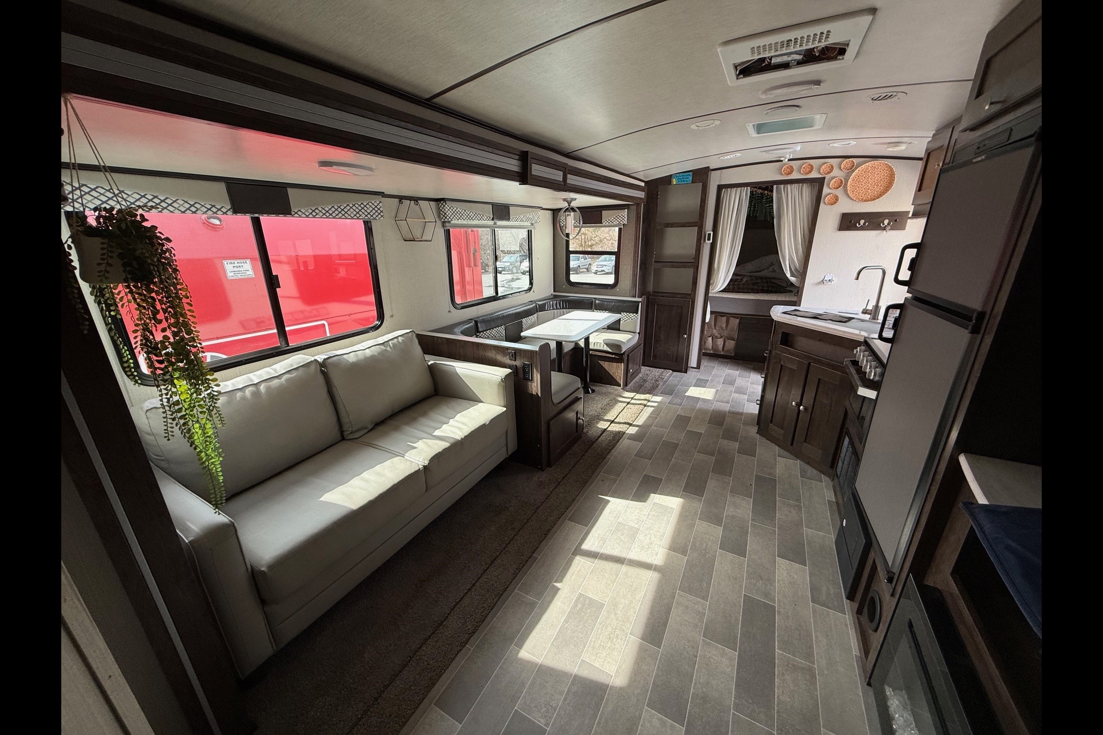 Kelvin's Luxury Cruiser RV Embrace EL275 Travel Trailer King size Bed