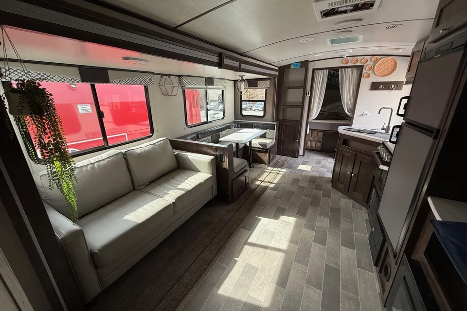 Kelvin's Luxury Cruiser RV Embrace EL275 Travel Trailer King size Bed