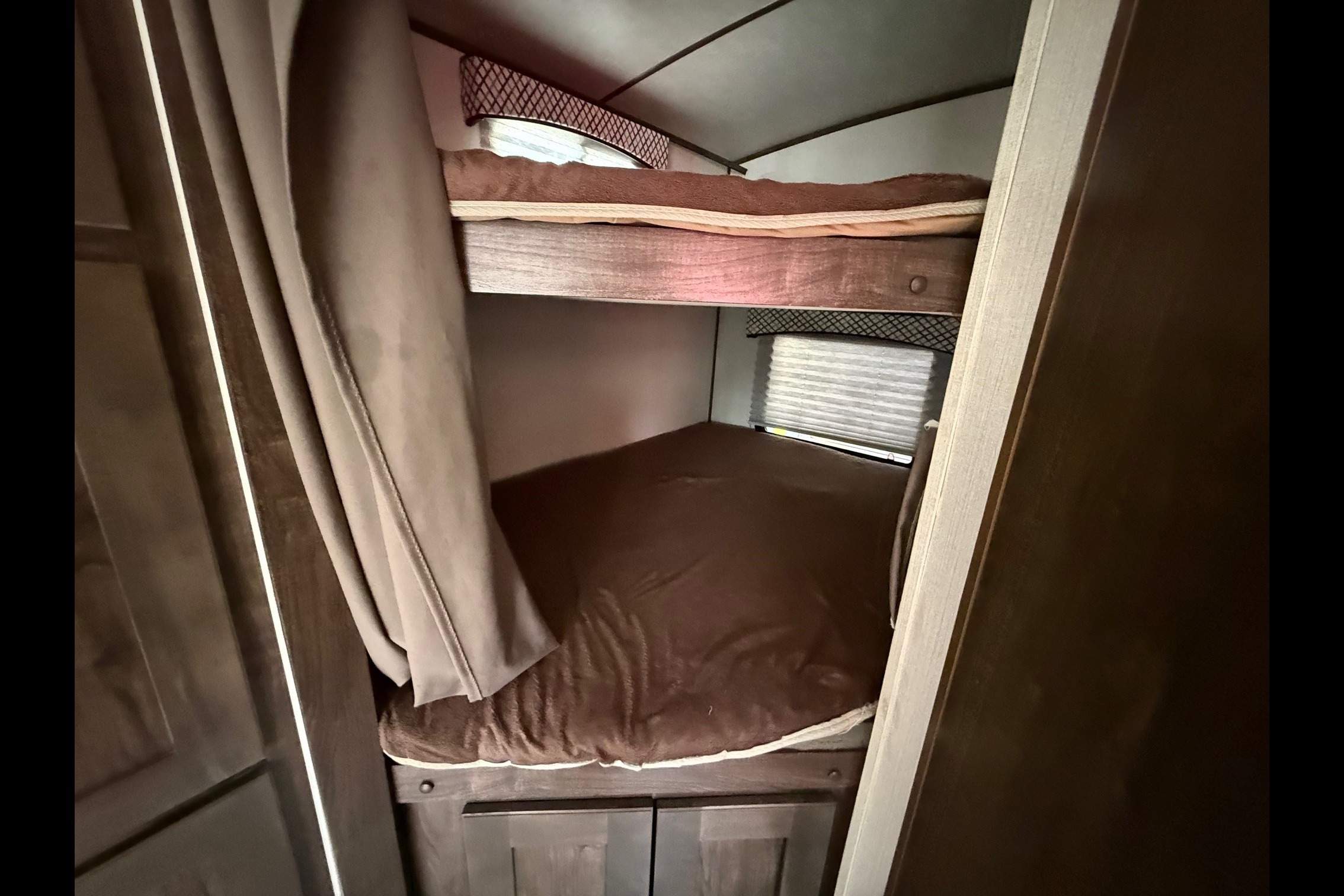 Kelvin's Luxury Cruiser RV Embrace EL275 Travel Trailer King size Bed