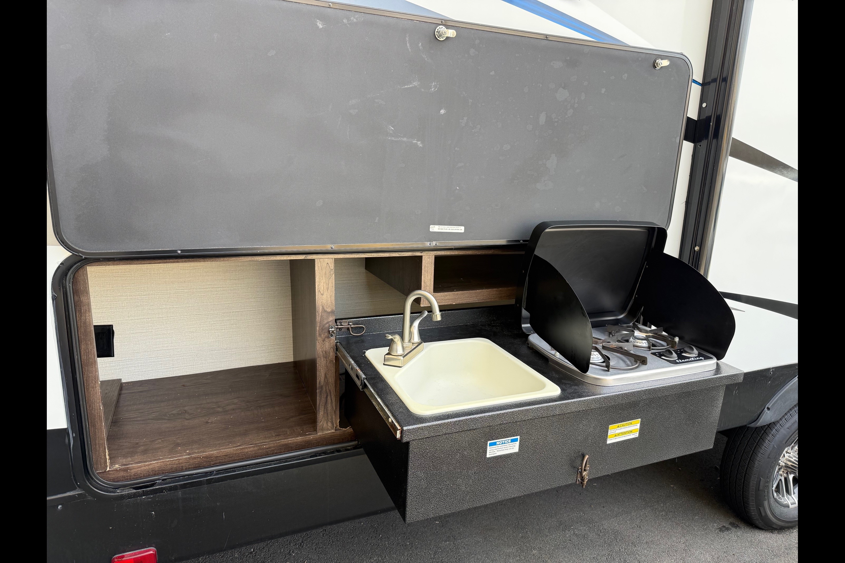 Kelvin's Luxury Cruiser RV Embrace EL275 Travel Trailer King size Bed