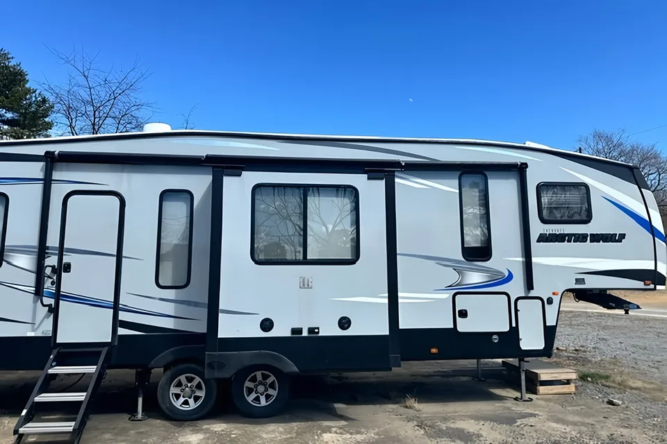 2019 Forest River RV Cherokee Arctic Wolf 305ML6 Fifth Wheel